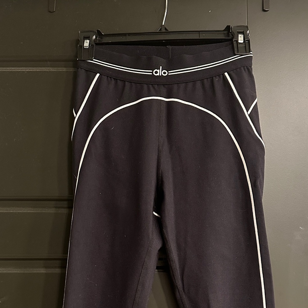 ALO airlift Yoga Black Leggings with White Piping